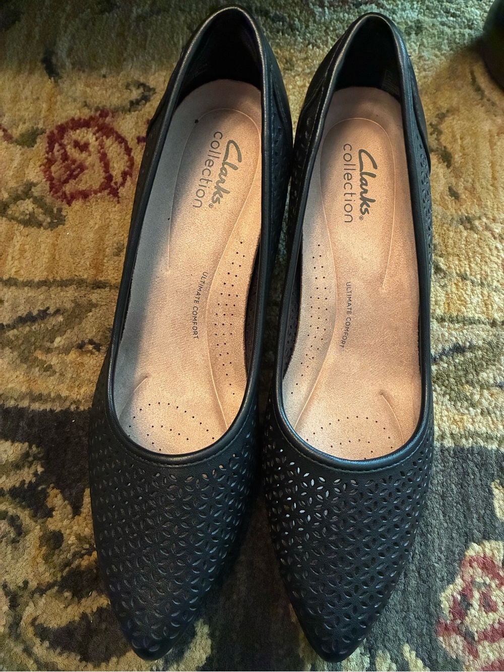 Clarks Black Leather Laser-Cut Pointed Toe Kitty Heels Ultimate Comfort. Size 8